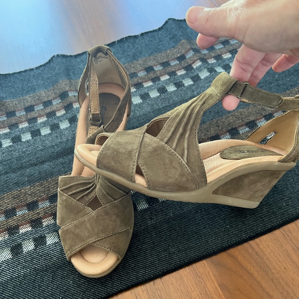Earth Curvet sueded leather heeled sandals 6 EUC